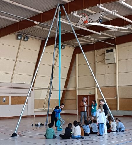 Initiation à la danse et au tissu aérien à l'école Victor HUGO d'Avallon avec la compagnie AZALEA. - Comité Départemental Olympique et Sportif de l'Yonne